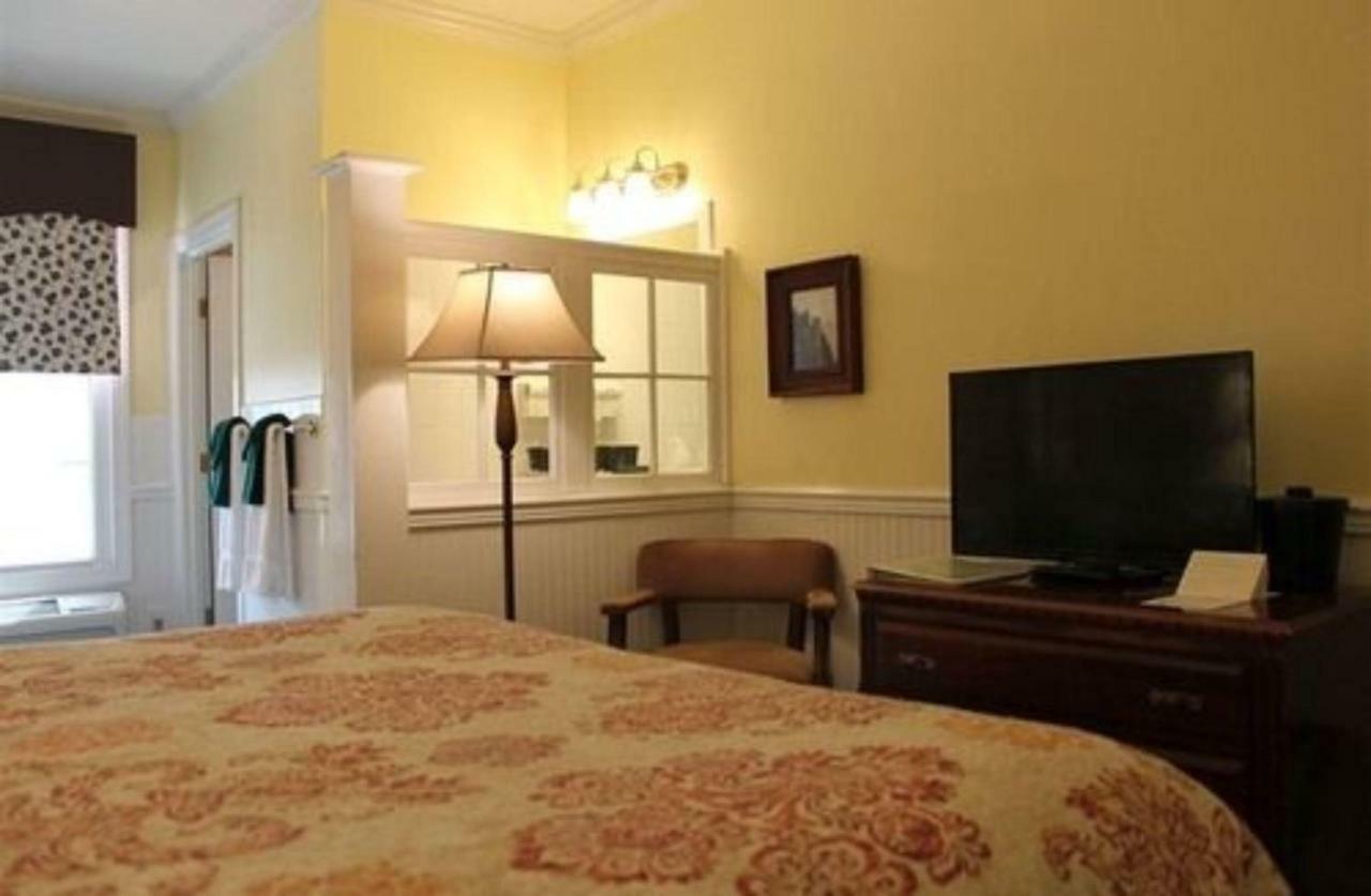 County Clare Inn Милуоки Екстериор снимка